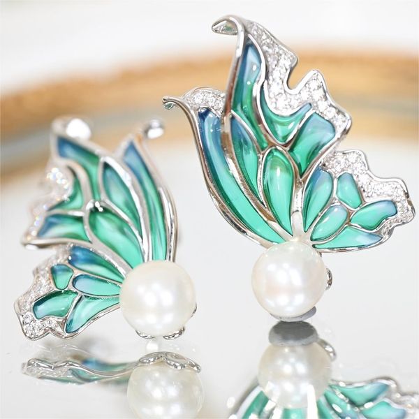 Copper alloy synthetic zircon earrings, handmade butterflies, versatile earrings, simple and niche style, light luxury inlay
Copper alloy synthetic zircon earrings, handmade butterflies, versatile earrings, simple and niche style, light luxury inlay