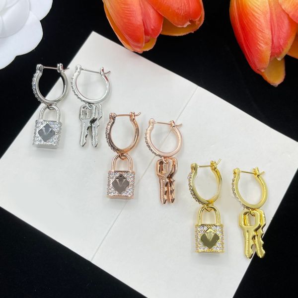 Luxury Hoop Earrings Designer Gold Silver Crystal Lock Key Charm Letter Ear Drop Stainless Steel Ear Stud Fashion Women Jewerlry Wedding Party Gift Wholesale
Luxury Hoop Earrings Designer Gold Silver Crystal Lock Key Charm Letter Ear Drop Stainless Steel Ear Stud Fashion Women Jewerlry Wedding Party Gift Wholesale