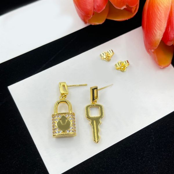 Luxury Earrings Brand Designer Crystal Lock Key Letter Ear Drop Gold Silver Plated Ear Stud Fashion Women Jewerlry Wedding Party Gift Wholesale
Luxury Earrings Brand Designer Crystal Lock Key Letter Ear Drop Gold Silver Plated Ear Stud Fashion Women Jewerlry Wedding Party Gift Wholesale
