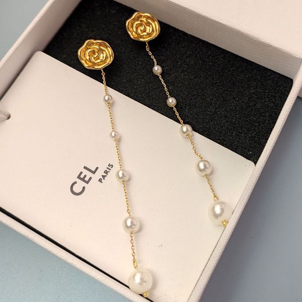 2024 French Gradient Pearl Rose Earrings Palace Retro Style Earring Fragrant Wind 18K Gold Luxury Designer Flower Brincos Earings Ear Rings Jewelry Gift
2024 French Gradient Pearl Rose Earrings Palace Retro Style Earring Fragrant Wind 18K Gold Luxury Designer Flower Brincos Earings Ear Rings Jewelry Gift