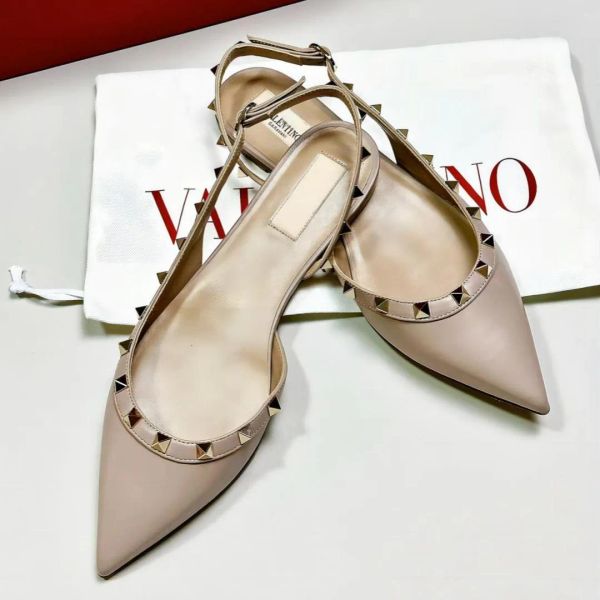 Women Sandals Flip Flops Flat Heels Rivets Shoes Summer Nude Black White Red Sexy Peep Toe Real Leather Luxury Brand Ladies Sandal with Dust Bag 35-44, Color1
Women Sandals Flip Flops Flat Heels Rivets Shoes Summer Nude Black White Red Sexy Peep Toe Real Leather Luxury Brand Ladies Sandal with Dust Bag 35-44, Color1