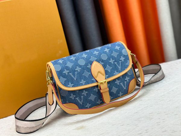 2024 New denim baguette Small Square Wide Strap Single Shoulder Cross body Underarm Bag classic messenger tote designer bag, Brown
2024 New denim baguette Small Square Wide Strap Single Shoulder Cross body Underarm Bag classic messenger tote designer bag, Brown