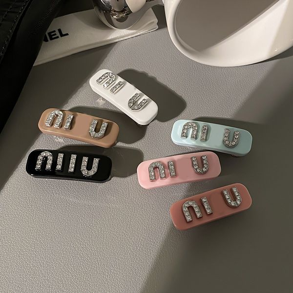 Designer Letter Hair Clips Women Metal Barrettes HairJewelry FashionHairpin Clasic Spring Barrettes Hair Accessories
Designer Letter Hair Clips Women Metal Barrettes HairJewelry FashionHairpin Clasic Spring Barrettes Hair Accessories