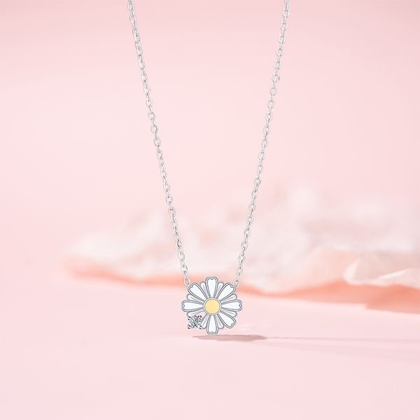 Charming Sparse Elegance Women's Stainless Steel Daisy Pendant Necklace - Minimalist Office Wear
Charming Sparse Elegance Women's Stainless Steel Daisy Pendant Necklace - Minimalist Office Wear