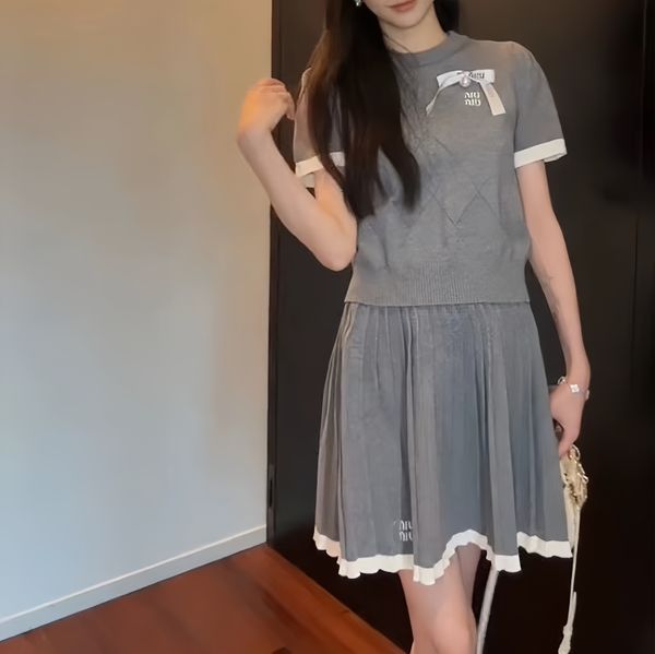two piece set women designer miumi clothes Diamond pattern knitted short sleeved top pleated skirt knitted suit, White
two piece set women designer miumi clothes Diamond pattern knitted short sleeved top pleated skirt knitted suit, White