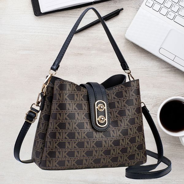 Fashionable womens shoulder bag elegant letter printing retro bucket bag three layer compartment fashion women handbag trend contrast leather messenger bag, Image colors-8806
Fashionable womens shoulder bag elegant letter printing retro bucket bag three layer compartment fashion women handbag trend contrast leather messenger bag, Image colors-8806