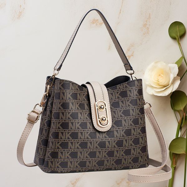 Factory sales womens shoulder bag elegant letter printing retro bucket bag three layer compartment fashion women handbag trend contrast leather messenger bag 8806, Image colors-8806#
Factory sales womens shoulder bag elegant letter printing retro bucket bag three layer compartment fashion women handbag trend contrast leather messenger bag 8806, Image colors-8806#