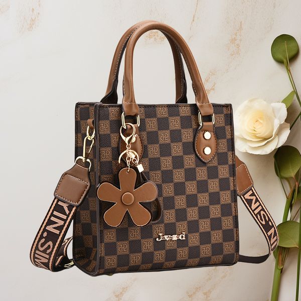 Factory outlet womens shoulder bag sweet little fresh flower pendant fashion handbag this year's popular plaid retro tote bag trend color matching leather bag 770#, Brown
Factory outlet womens shoulder bag sweet little fresh flower pendant fashion handbag this year's popular plaid retro tote bag trend color matching leather bag 770#, Brown