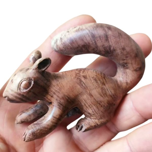 Artisanal Hand Carving Pearwood Knotted Squirrel Craft for Decoration 
Artisanal Hand Carving Pearwood Knotted Squirrel Craft for Decoration