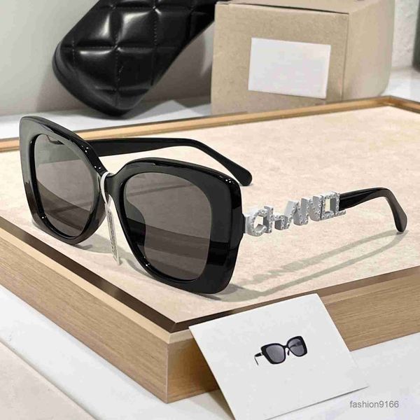 Designer sunglasses fashion sunglasses for women Luxury Letter mirror leg inlaid with diamond Beach shading UV protection polarized glasses gift with box good
Designer sunglasses fashion sunglasses for women Luxury Letter mirror leg inlaid with diamond Beach shading UV protection polarized glasses gift with box good
