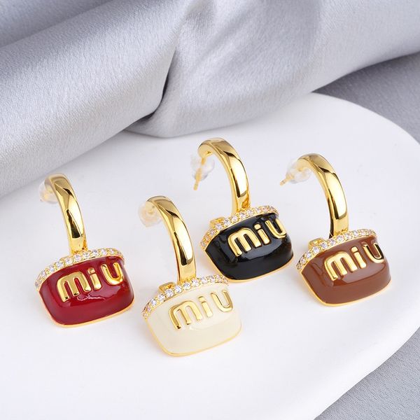 Luxury Fashion Designer Earrings Women New Vintage Letter Enamel Earrings Personalized Delicate Earrings Premium Sense Jewelry with Logo
Luxury Fashion Designer Earrings Women New Vintage Letter Enamel Earrings Personalized Delicate Earrings Premium Sense Jewelry with Logo