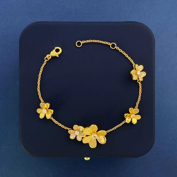 Clover Bracelet Luxury Fashion Designer Bracelet Women Six Petal Flower Ornament Bracelet Glossy Full Diamonds Interlocking Three Colors Holiday Gift
Clover Bracelet Luxury Fashion Designer Bracelet Women Six Petal Flower Ornament Bracelet Glossy Full Diamonds Interlocking Three Colors Holiday Gift
