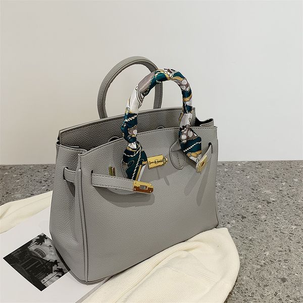 Ladies shoulder bag 12 colors daily Joker solid color large fashion messenger bag elegant atmosphere ribbon handbag simple embossed lychee pattern handbag 1901#, Deep blue
Ladies shoulder bag 12 colors daily Joker solid color large fashion messenger bag elegant atmosphere ribbon handbag simple embossed lychee pattern handbag 1901#, Deep blue