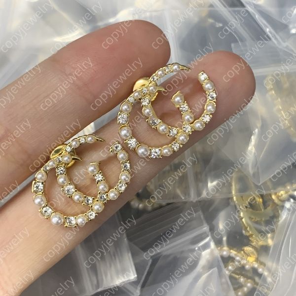 Classic Designer stud Fashion Earring Pearl Diamond Double Letter Brass Material Personality Hoop Earrings Women Wedding Party Jewelry
Classic Designer stud Fashion Earring Pearl Diamond Double Letter Brass Material Personality Hoop Earrings Women Wedding Party Jewelry