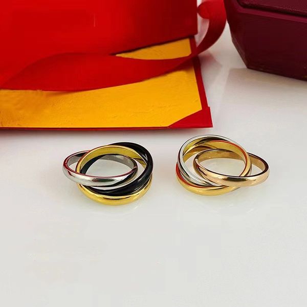 Designer Trinity Ring for Women Jewelry 18K Gold Silver Rise Gold Titanium Steel Engagement Ring Men Wedding Party Christmas Birthday Gift Size 5-10
Designer Trinity Ring for Women Jewelry 18K Gold Silver Rise Gold Titanium Steel Engagement Ring Men Wedding Party Christmas Birthday Gift Size 5-10