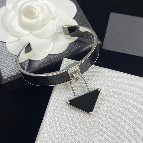 Classsic Designer Bracelet Bangle Letter Black Bangle Charm Bracelets Woman Bangle 18k Gold Plated Fashion Luxury Jewelry Wedding with Box Gifts
Classsic Designer Bracelet Bangle Letter Black Bangle Charm Bracelets Woman Bangle 18k Gold Plated Fashion Luxury Jewelry Wedding with Box Gifts