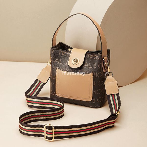 Commuter bag women's crossbody bag versatile retro tote bag bucket bag high-end fashion handbag travel backpack, Coffee
Commuter bag women's crossbody bag versatile retro tote bag bucket bag high-end fashion handbag travel backpack, Coffee