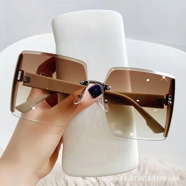 Mens Designer Sunglasses Outdoor Shades Fashion Classic Lady Sun glasses for Women Eyewear Mix Color Optional Triangular signature gafas para el sol de mujer
Mens Designer Sunglasses Outdoor Shades Fashion Classic Lady Sun glasses for Women Eyewear Mix Color Optional Triangular signature gafas para el sol de mujer