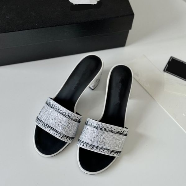 Designer rhinestones Women sandals and slippers diamond Open toe all match classic Black white sexy Ladies holiday party thick heels sandals flat slippers
Designer rhinestones Women sandals and slippers diamond Open toe all match classic Black white sexy Ladies holiday party thick heels sandals flat slippers