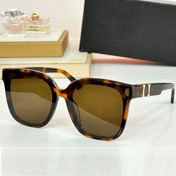 Womens Designer Cat Eye Sunglasses 1905 Frame Two tone Combination Series Retro Square Sunglasses 100% UV Resistant Womens Leisure Vacation Glasses Legs H Design
Womens Designer Cat Eye Sunglasses 1905 Frame Two tone Combination Series Retro Square Sunglasses 100% UV Resistant Womens Leisure Vacation Glasses Legs H Design