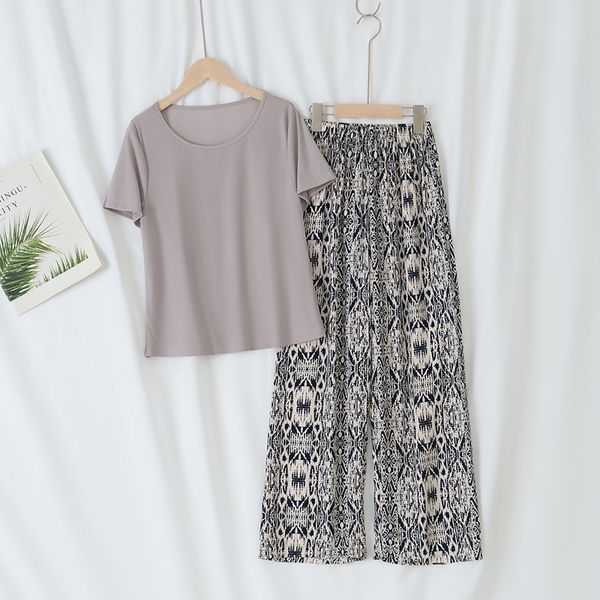 Ladies can wear an icy home outfit set in light purple color, Lavender
Ladies can wear an icy home outfit set in light purple color, Lavender