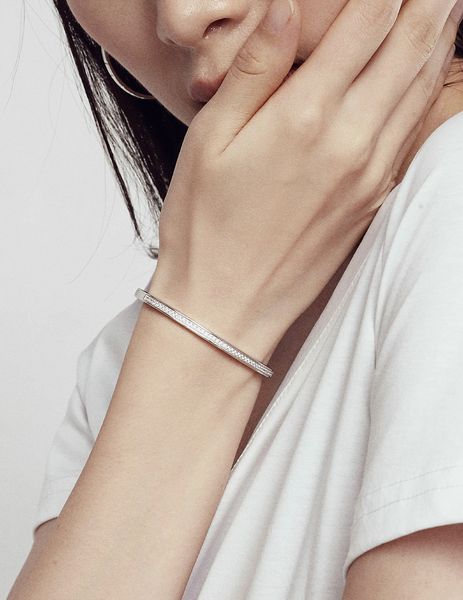 designer womens bracelet trendy fashion luxury jewelry high quality Sterling silver simple bracelet Stylish elegant and simple bangle Fine lightning womens gift
designer womens bracelet trendy fashion luxury jewelry high quality Sterling silver simple bracelet Stylish elegant and simple bangle Fine lightning womens gift