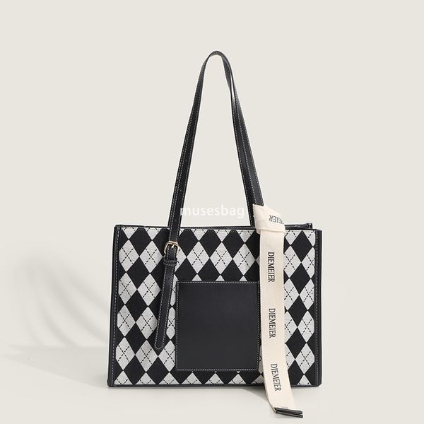 Urban minimalist daily niche texture commuting underarm bag for women with large capacity new autumn and winter minimalist tote bag fashionable shoulder bag, Black
Urban minimalist daily niche texture commuting underarm bag for women with large capacity new autumn and winter minimalist tote bag fashionable shoulder bag, Black