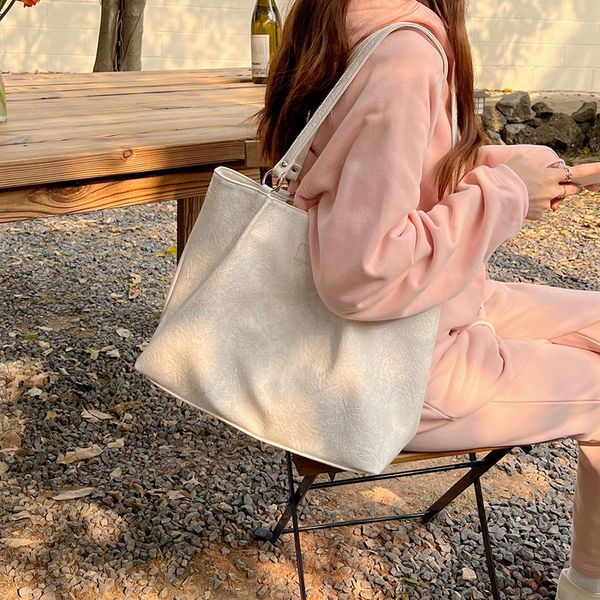 Street trend niche design large capacity and textured tote bag for women versatile and trendy early spring new popular shoulder bag, Black
Street trend niche design large capacity and textured tote bag for women versatile and trendy early spring new popular shoulder bag, Black