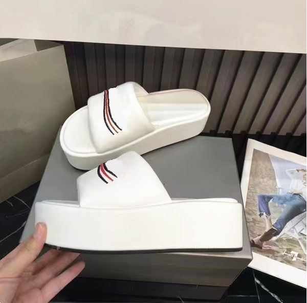 Designer women thick soles slippers and Sandals Open toed lazy Summer Ladies holiday beaches Black white women's non-slip beach slippers 35-42, Black b
Designer women thick soles slippers and Sandals Open toed lazy Summer Ladies holiday beaches Black white women's non-slip beach slippers 35-42, Black b