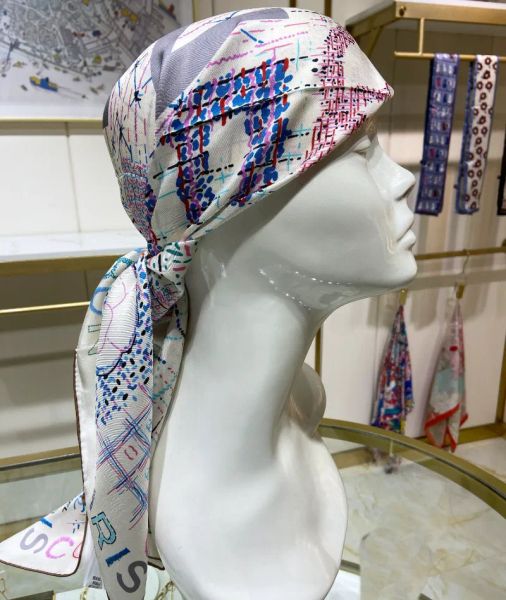 Designer Couple Scarf Luxury Fashion Brand Silk Square Scarf High-end Hairband Exquisite Accessories Versatile Selection Of Four Seasons New Girls Gifts 90X90cm
Designer Couple Scarf Luxury Fashion Brand Silk Square Scarf High-end Hairband Exquisite Accessories Versatile Selection Of Four Seasons New Girls Gifts 90X90cm