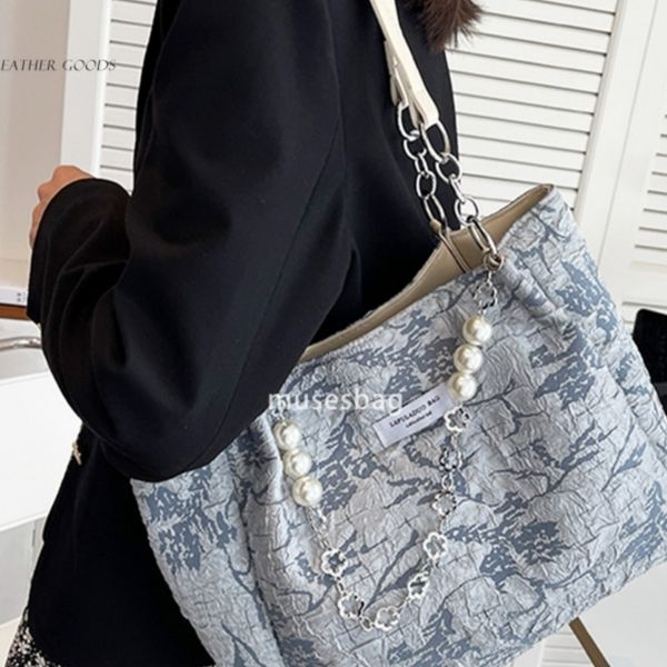 Street trend niche design soft leather sea salt blue jacquard canvas tote bag new western-style large capacity niche one shoulder bag for women
Street trend niche design soft leather sea salt blue jacquard canvas tote bag new western-style large capacity niche one shoulder bag for women
