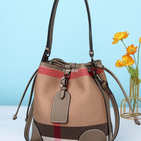 Urban minimalist and atmospheric leather canvas bucket bag new internet celebrity live streaming shopping handbag designer large capacity bag, White
Urban minimalist and atmospheric leather canvas bucket bag new internet celebrity live streaming shopping handbag designer large capacity bag, White