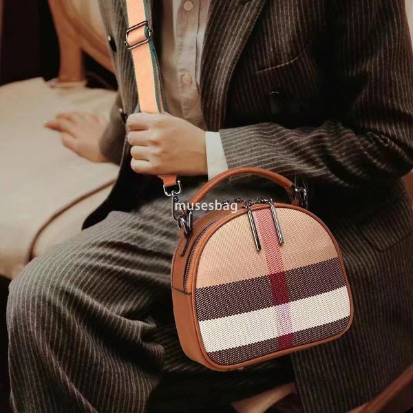 High quality niche design fashionable cowhide women's bag new single shoulder bag fashionable apple bag versatile trendy crossbody bag handbag, Brown
High quality niche design fashionable cowhide women's bag new single shoulder bag fashionable apple bag versatile trendy crossbody bag handbag, Brown