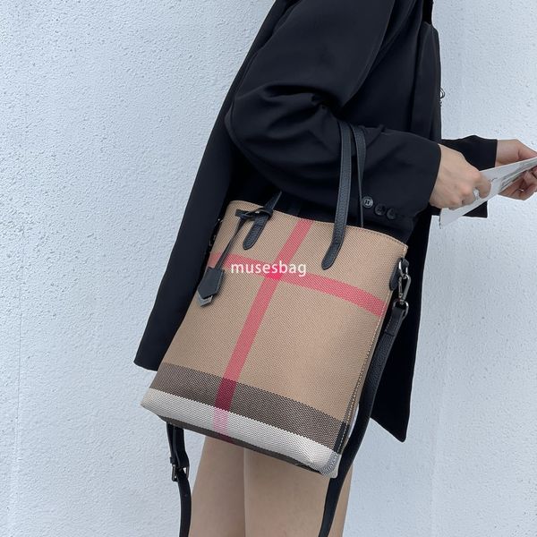 High quality Korean plaid pattern simple and atmospheric new fashionable texture single shoulder simple and casual crossbody bag handheld women's bag, Black
High quality Korean plaid pattern simple and atmospheric new fashionable texture single shoulder simple and casual crossbody bag handheld women's bag, Black