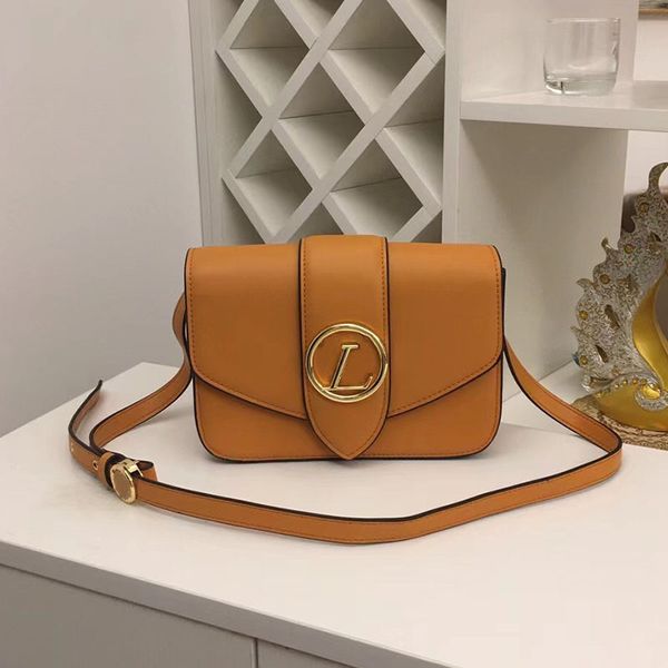 23x15cm Ladies Designer Clamshell Shoulder Bag Calfskin Gold Letter Circle Metal Hardware Wallet Adjustable Shoulder Strap Crossbody Bag Underarm Bag, Black
23x15cm Ladies Designer Clamshell Shoulder Bag Calfskin Gold Letter Circle Metal Hardware Wallet Adjustable Shoulder Strap Crossbody Bag Underarm Bag, Black