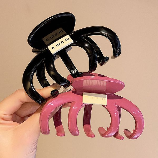 Elegant Simple Style Shark-Shaped Acrylic Clips for Women Women's Vintage Temperamental Back Hair Clip
Elegant Simple Style Shark-Shaped Acrylic Clips for Women Women's Vintage Temperamental Back Hair Clip