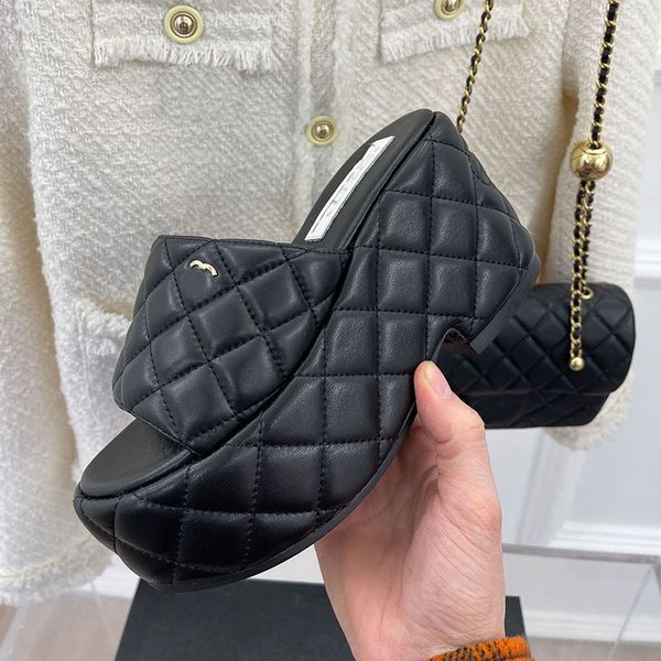 Designer Ladies 7.5cm Wedge-Heeled Platform Slippers Lambskin Quilted Textured Slippers Ladies Everyday Outdoor Casual Flip-Flops With Dust Bag, Khaki
Designer Ladies 7.5cm Wedge-Heeled Platform Slippers Lambskin Quilted Textured Slippers Ladies Everyday Outdoor Casual Flip-Flops With Dust Bag, Khaki