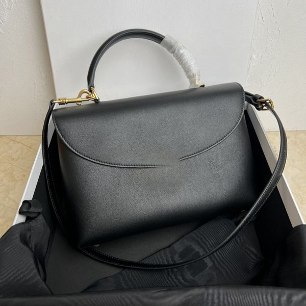 10A Tote Designer Women's Crossbody Bag 25cm 21cm Pearl chain smooth purse Handbag and box 05, Black 21cm
10A Tote Designer Women's Crossbody Bag 25cm 21cm Pearl chain smooth purse Handbag and box 05, Black 21cm