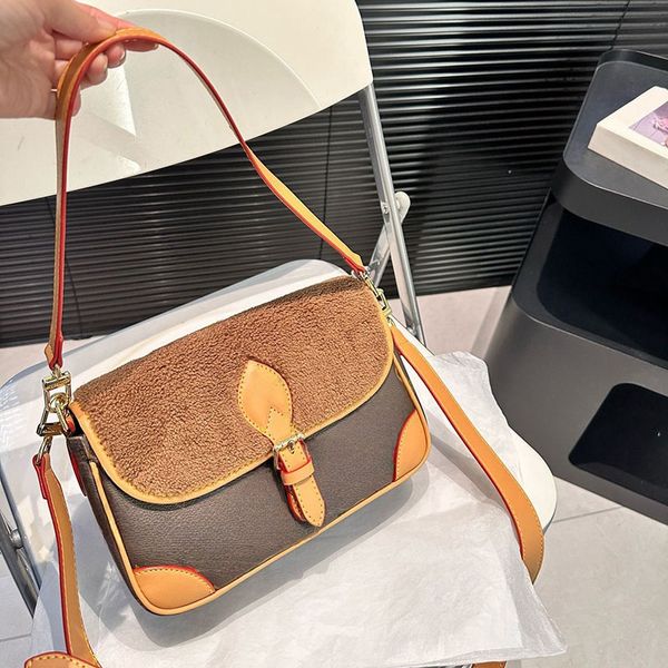 Vintage Female Designer Soft Wool Clamshell Bag Adjustable Shoulder Strap Handbag High Capacity Casual Walker Shoulder Bag Crossbody Bag 25x14cm, White
Vintage Female Designer Soft Wool Clamshell Bag Adjustable Shoulder Strap Handbag High Capacity Casual Walker Shoulder Bag Crossbody Bag 25x14cm, White