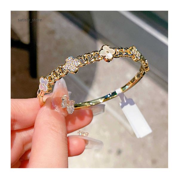 XIXI Wholesale Designer Gold Plated Copper Shell Hollow Clover Zircon Women Fashion Jewelry Bracelets Bangles
XIXI Wholesale Designer Gold Plated Copper Shell Hollow Clover Zircon Women Fashion Jewelry Bracelets Bangles
