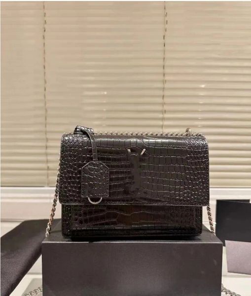 2024 one designer metal chain, gold and sier women's handbag, real flip shoulder bag, crocodile leather with box 02, A05
2024 one designer metal chain, gold and sier women's handbag, real flip shoulder bag, crocodile leather with box 02, A05