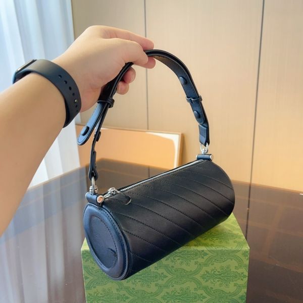 pen bucket bag versatile crossbody, leading the fashion trend this year with the most in elements, super beautiful upper body
pen bucket bag versatile crossbody, leading the fashion trend this year with the most in elements, super beautiful upper body