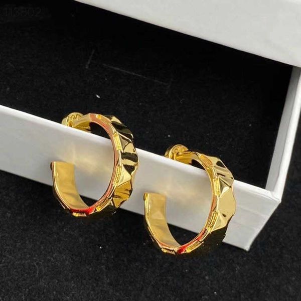 fashion designer valentino silver needle earrings trend brass material small design for women with logo and box, Golden;silver
fashion designer valentino silver needle earrings trend brass material small design for women with logo and box, Golden;silver