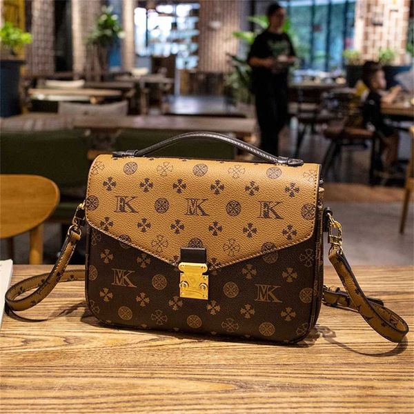 hong kong counter genuine leather large capacity mailman women 2023 new summer single shoulder crossbody for old flower women's bag 60%
hong kong counter genuine leather large capacity mailman women 2023 new summer single shoulder crossbody for old flower women's bag 60%