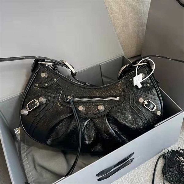 new family le cagole locomotive three in one pleated crescent cow leather underarm one shoulder crossbody women's bag 50% off wholesale
new family le cagole locomotive three in one pleated crescent cow leather underarm one shoulder crossbody women's bag 50% off wholesale