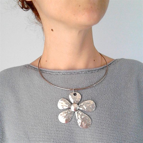 pendant necklaces bohemian ethnic style flowers necklace for women vintage tribe silver color round shape metal choker jewelry 230831
pendant necklaces bohemian ethnic style flowers necklace for women vintage tribe silver color round shape metal choker jewelry 230831