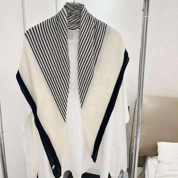 korean version of the pleated scarf for women black and white striped all matching triangular autumn, Blue;gray
korean version of the pleated scarf for women black and white striped all matching triangular autumn, Blue;gray