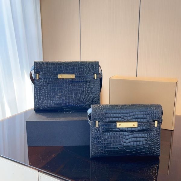 the briefcase is super smooth, soft and comfortable, with a delicate and practical shape
the briefcase is super smooth, soft and comfortable, with a delicate and practical shape