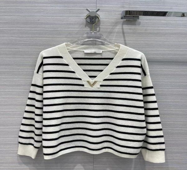 2022 autumn milan runway sweaters v neck long sleeve women039s sweaters high end jacquard pullover designer sweater 0801062662470, White;black
2022 autumn milan runway sweaters v neck long sleeve women039s sweaters high end jacquard pullover designer sweater 0801062662470, White;black