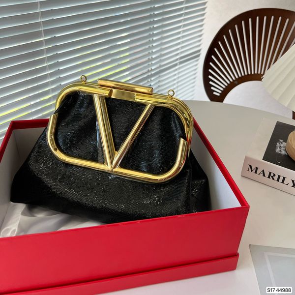 designer shoulder bag luxury handbag designer bag women's fashion skew half v new 2023 season cloud bag solid color metal logo new
designer shoulder bag luxury handbag designer bag women's fashion skew half v new 2023 season cloud bag solid color metal logo new